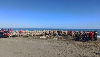 Selde kirlenen sahilin temizliğine Mehmetçik el attı