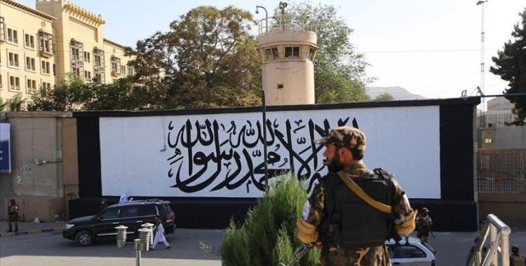 Kabil’de terk edilen ABD büyükelçiliğinin duvarına Taliban bayrağı çizildi