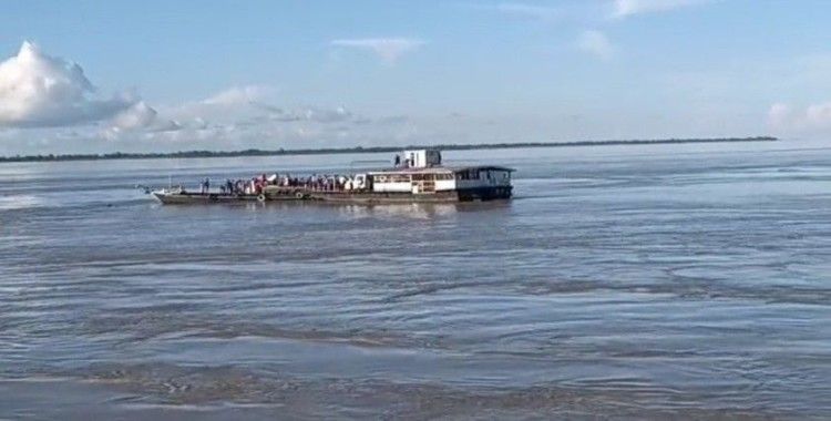 Hindistan’da iki tekne çarpıştı, teknelerden biri alabora oldu