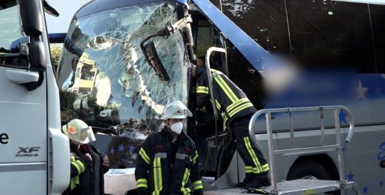 Almanya'da yolcu otobüsü yoldan çıktı: 16 yaralı