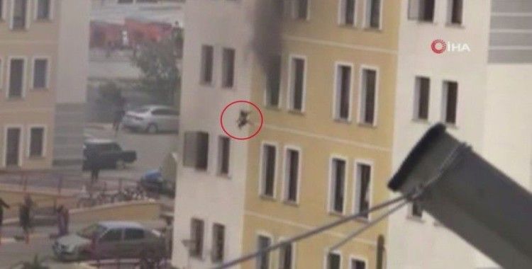 2 yaşındaki kızın yangın anında 4. kattan aşağı atıldığı anlar böyle görüntülendi
