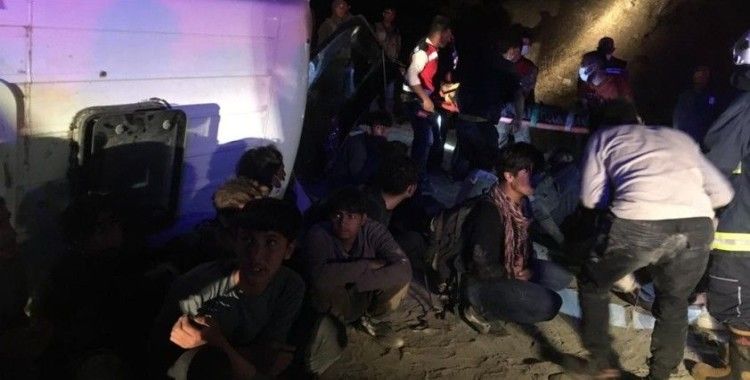 Kaçak mülteci taşıyan minibüs devrildi: 3’ü ağır, 9 yaralı