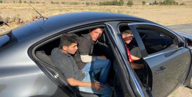 Şüphe üzerine durdurulan otomobilde 3 düzensiz göçmen 3 organizatör yakalandı