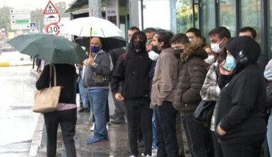 Kadıköy'de öğrencinin yağmur sonrası trafik ve otobüs isyanı