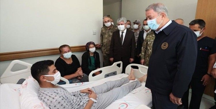 Milli Savunma Bakanı Akar İdlib'deki saldırıda yaralanan askerleri ziyaret etti