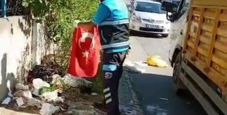 Pendik’te temizlik işçisinin yürek ısıtan Türk bayrağı hassasiyeti