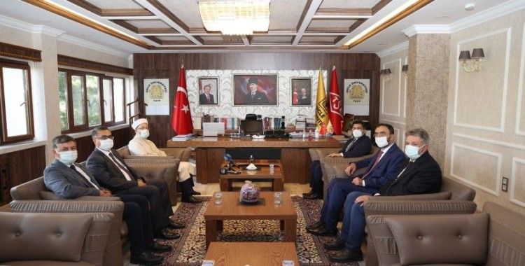 Diyanet İşleri Başkanı Erbaş, Diyarbakır’da ziyaretlerde bulundu