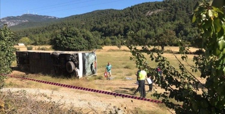 Muğla'da Ukraynalı turistleri taşıyan otobüs ile öğrenci servisi çarpıştı: 1 ölü, 35 yaralı