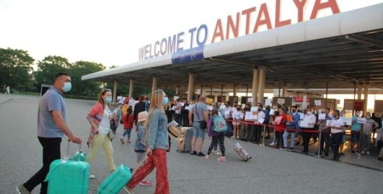 Geçen yılın aynı dönemine göre Antalya'da turist sayısı yüzde 202 arttı