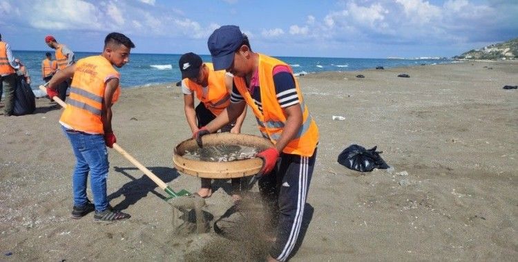 Petrol atıkları sahilde tırmık ve elek ile temizleniyor