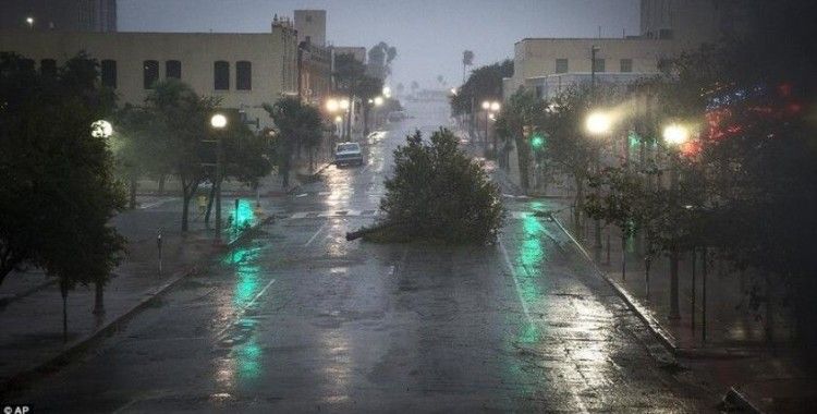 Teksas'ta Nicholas Kasırgası karaya ulaştı