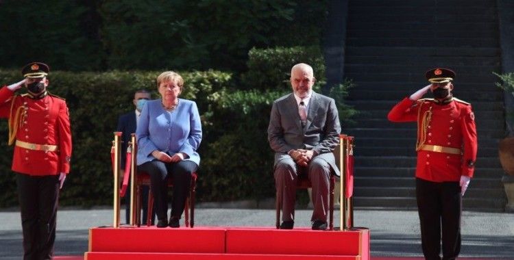 Merkel, Arnavutluk’taki resmi törene oturarak katıldı