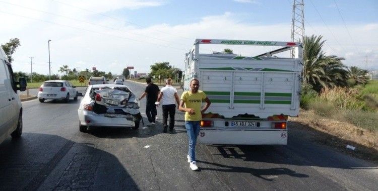 Kırmızı ışıkta bekleyen otomobile kamyon çarptı, şoför tepki gösterdi: “Ukala ukala araç kullanıyorlar”