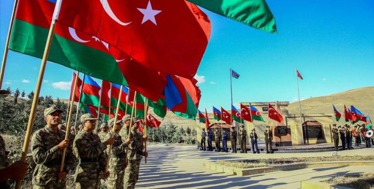 Bakü'nün kurtuluşunun 103. yıl dönümünde Azerbaycan ve Türk bayraklı geçit töreni