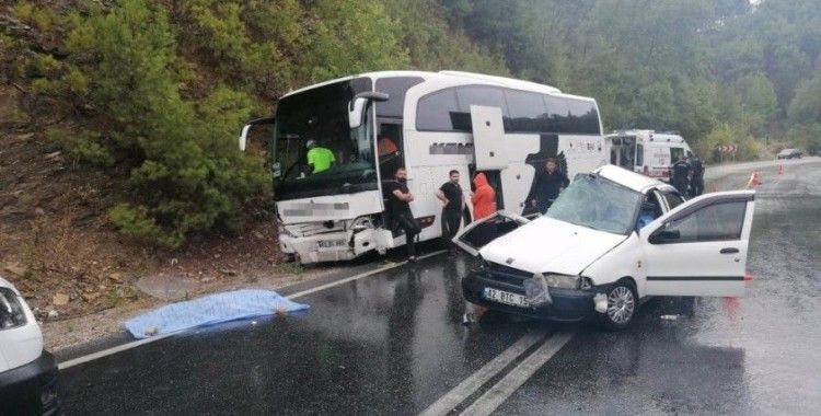 Manavgat yolcu otobüsüyle otomobil çarpıştı: 2 ölü, 2 yaralı