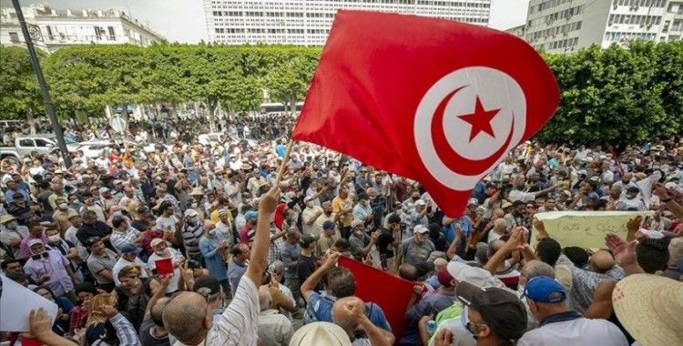 Tunus'ta Cumhurbaşkanı'nın olağanüstü yetkileri elinde toplayan kararları protesto edildi