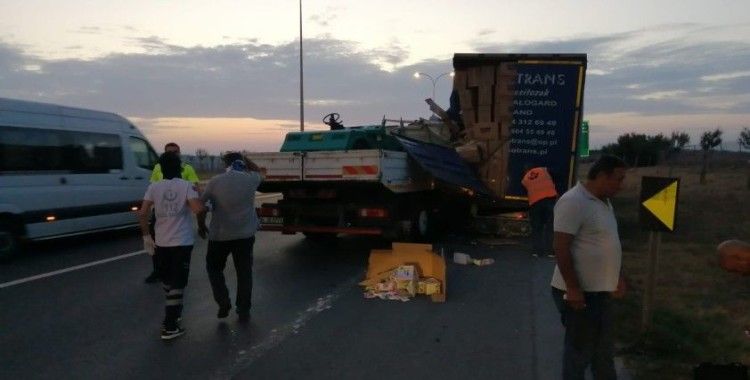 Silivri TEM’de tıra kamyon çarptı: 1 yaralı