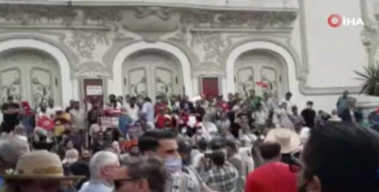 Tunus’ta Cumhurbaşkanı Said’in 25 Temmuz kararlarına karşı ilk büyük protesto