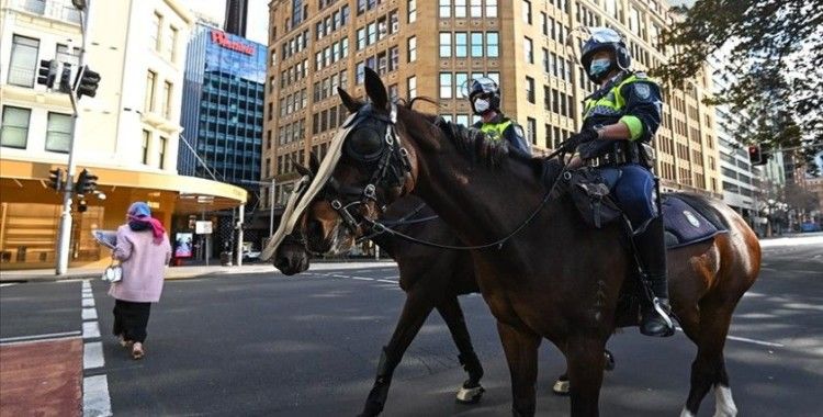 Avustralya'da Kovid-19 yasaklarını protesto eden göstericiler polisle çatıştı
