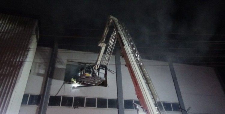 İzmir’de orman ürünleri depo ve atölyesinde çıkan yangın söndürüldü