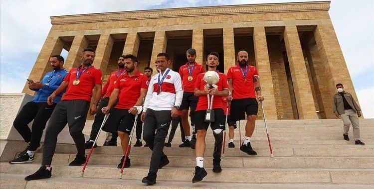Avrupa Şampiyonu Ampute Futbol Milli Takımı, Anıtkabir'i ziyaret etti