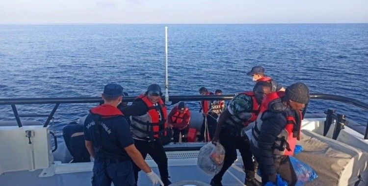 Yunan askerinin Türk karasularına ittiği 16 göçken kurtarıldı