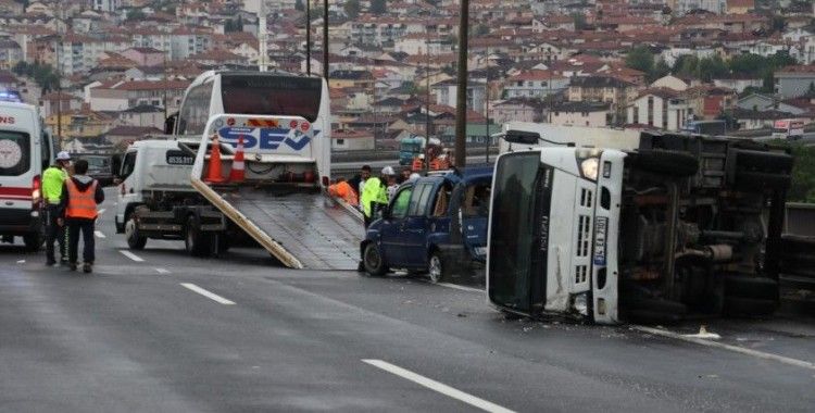 TEM'de 9 araç birbirine girdi, İstanbul istikameti trafiğe kapandı: 4 yaralı