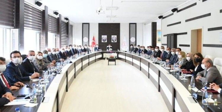 Bakan Özer, İstanbul'da ilçe milli eğitim müdürleri ile bir araya geldi
