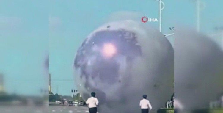 Çin’de kontrolden çıkan dev ay balonu otoyola girdi
