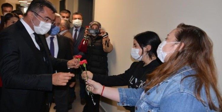 Erzurum Valisi Memiş: Gençliğinize güvenmeyin, aşı olun