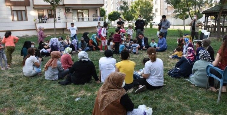 Başkan Beyoğlu çimlerin üzerinde bağdaş kurup kadınların taleplerini dinledi