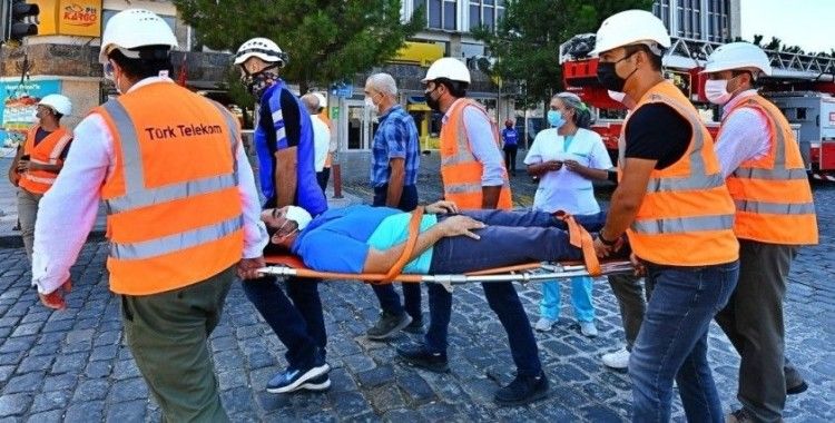 İzmir İtfaiyesinden nefes kesen tatbikat