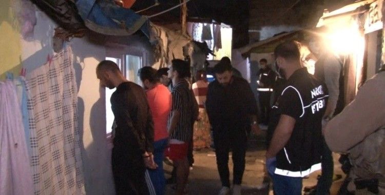 Sokak ortasında uyuşturucu satışı yapan şahıslara polis baskını