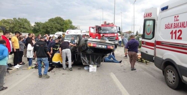 Ciple çarpışan otomobil takla attı: 4 yaralı