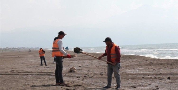 Mersin ve Hatay sahillerinde Suriye kaynaklı petrol sızıntısının temizlik çalışmaları sürüyor