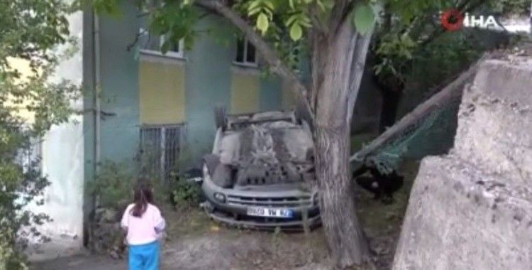 Karabük’te otomobil evin bahçesine uçtu: 2 yaralı