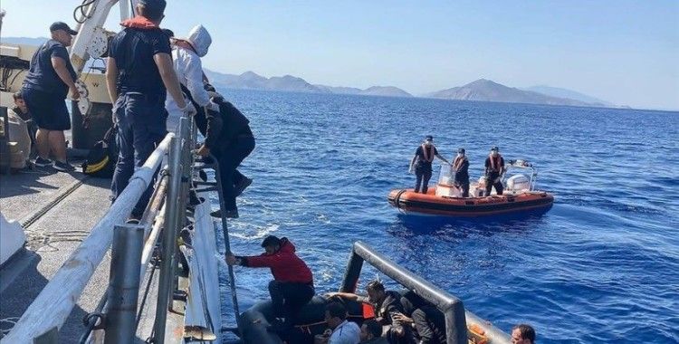 Marmaris'te Türk kara sularına itilen bot ve can salındaki 77 düzensiz göçmen kurtarıldı