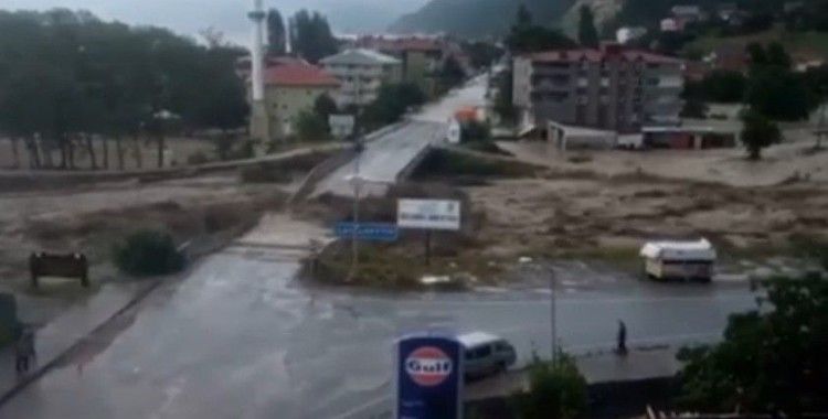 Sinop’ta köprünün yıkılma anı kamerada