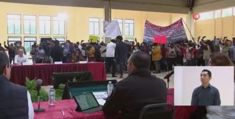 Meksika’da protestocular, Devlet Başkanı Obrador’un toplantısını bastı