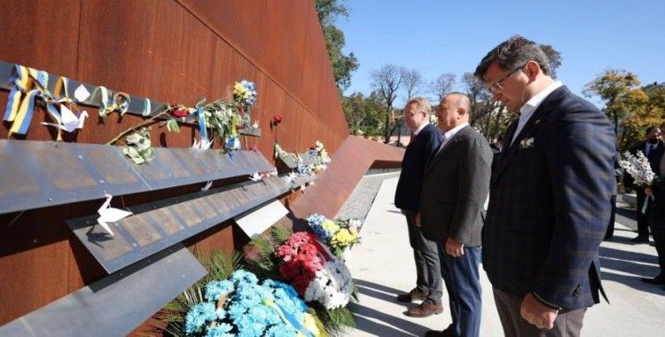 Bakan Çavuşoğlu, Cennet Bölüğü Anıtı’na çiçek bıraktı