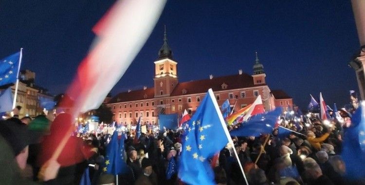 Polonya’da onbinlerce kişiden AB yanlısı gösteri