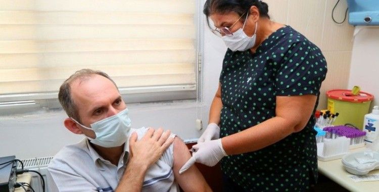 Yerli aşı 'TURKOVAC' İzmir'de gönüllü vatandaşlara ilk kez uygulandı