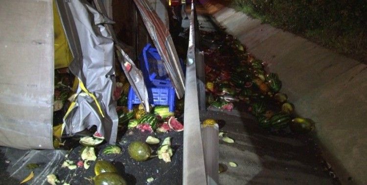 TEM’de karpuz yüklü kamyonet ile ticari taksi çarpıştı, otoyola karpuz saçıldı: 4 yaralı