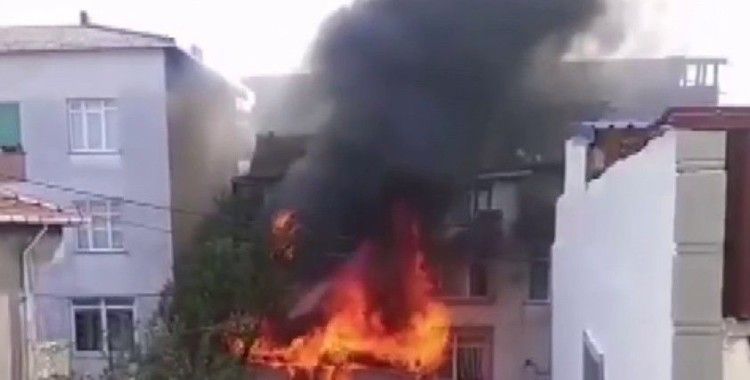 Ataşehir’de korkutan yangın:3 katlı apartman kullanılamaz hale geldi
