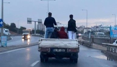 Sancaktepe'de 4 kişinin kamyonet kasasındaki tehlikeli yolculuğu kamerada