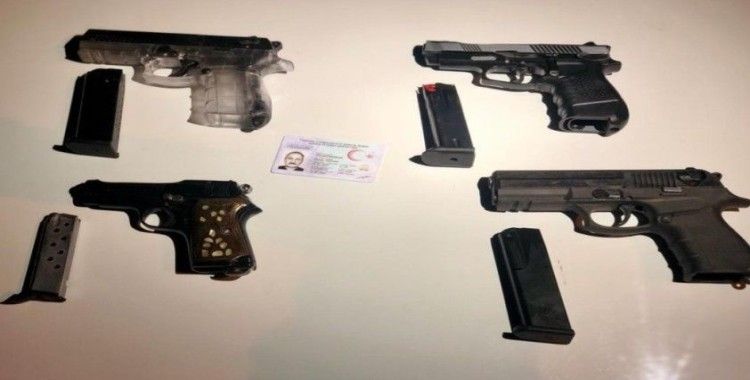 Antalya’da durdurulan araçtan 4 adet ruhsatsız tabanca çıktı