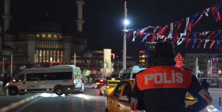 Taksim’de polisin denetlediği taksiciye yoldan geçen kadından küfürlü tepki
