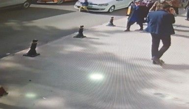 Aniden yola fırlayan çocuğa otomobilin çarptığı anlar güvenlik kamerasında