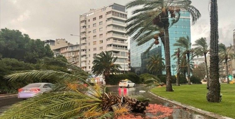 İzmir'de kuvvetli sağanak ve rüzgar hayatı olumsuz etkiliyor