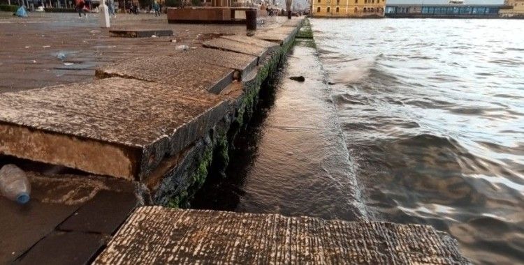 İzmir’de şiddetli fırtına yüzlerce kiloluk beton blokları yerinden söktü